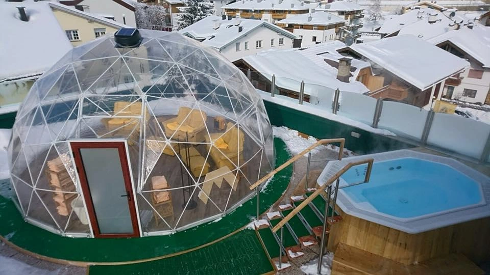 dom glamping cu cada cu hidromasaj